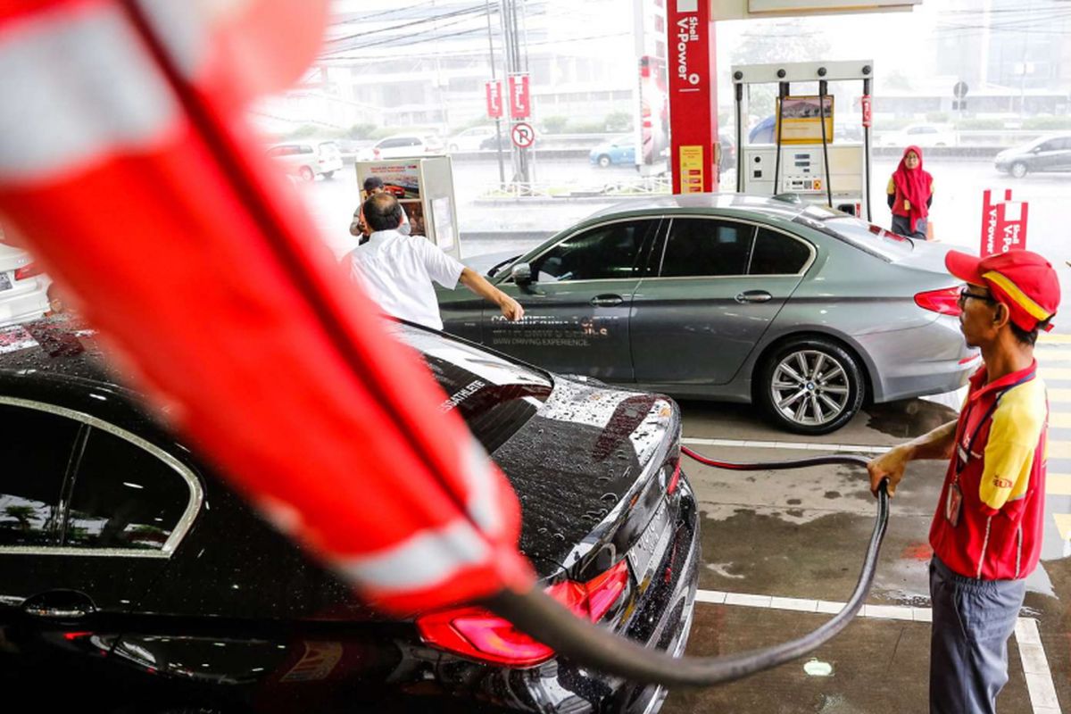 Petugas SPBU Shell mengisi bahan bakar minyak (BBM) jenis Shell V-Power ke mobil BMW 520i Luxury saat acara ''flag-off'' dari BMW Driving Experience di SPBU Shell, Jalan Gatot Subroto, Menteng Dalam, Jakarta, Senin (12/3/2018). Program BMW Driving Experience merupakan kegiatan untuk menempuh lima kota besar sejauh 900 kilometer dengan mengendarai BMW Seri 5, salah satunya BMW 520i Luxury yang memiliki mesin 4-silinder BMW TwinPower Turbo serta memakai bahan bakar berkualitas.