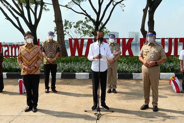  President Joko Widodo reviews mass vaccinations at Pluit Reservoir, North Jakarta, on Monday, June 14, accompanied by Jakarta Governor Anies Baswedan and Health Minister Budi Gunadi Sadikin.