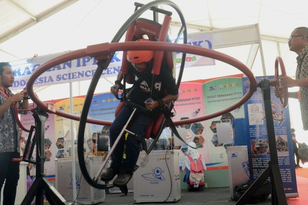 Seorang siswa mencoba alat penguji gravitasi di Pusat Peragaan Iptek, saat pameran Ritech Expo diarea Center Poin of Indonesia di Makassar, Sulawesi Selatan, Kamis (10/8/2017). Ritech Expo merupakan rangkaian peringatan Hari Kebangkitan Teknologi Nasional (Hakteknas) yang diikuti 110 instansi, 35 perguruan tinggi, 10 Balitbangda, 20 Kementerian dan Lembaga, 20 Industri dan BUMN serta 10 asosiasi serta komunitas, yang berlangsung 10-13 Agustus 2017. ANTARA FOTO/Darwin Fatir/aww/17.