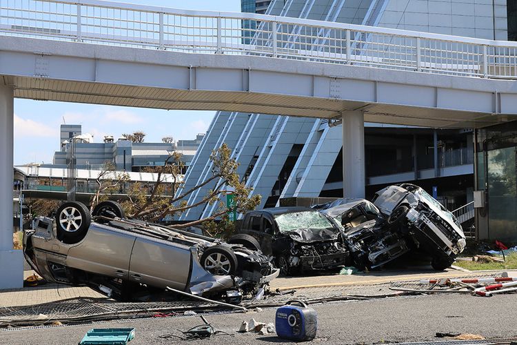 Mobil-mobil yang rusak akibat terpaan Topan Jebi di Osaka, Jepang, Rabu (5/9/2018). Topan Jebi yang disebut sebagai topan terkuat dalam 25 tahun di Jepang menghantam pesisir negara tersebut pada Selasa, 4 September tengah hari, membawa angin dengan kecepatan maksimal 216 km/jam disertai hujan lebat.