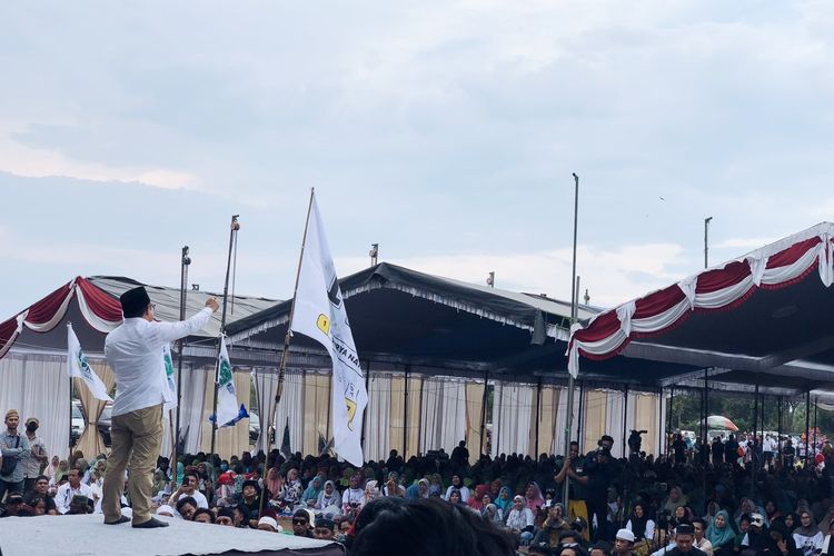 Cawapres nomor urut 1 Muhaimin Iskandar melaksanakan kampanye akbar di lapangan Bandar Udara Letkol Wisnu, Buleleng, Bali, Jumat (26/1/2024).