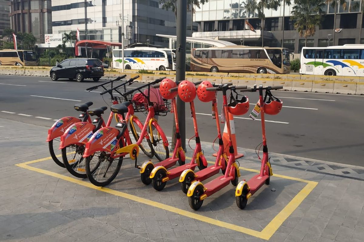 Sepeda dan otopet berjajar di depan pintu keluar Stasiun MRT Bundaran HI, Thamrin, Sabtu (22/6/2019).