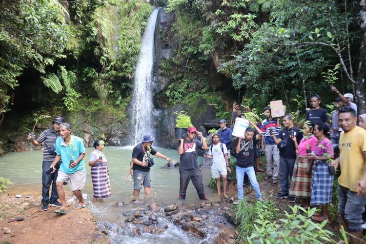 Sejumlah jurnalis yang tergabung dalam Perhimpunan Wartawan Manggarai Barat (PWMB), memilih untuk berwisata (live in) selama 2 hari, dari Kamis (8/2) hingga Jumat (9/2/2023), di Desa Wisata Wae Lolos, Kecamatan Sano Nggoang, Kabupaten Manggarai Barat, NTT.