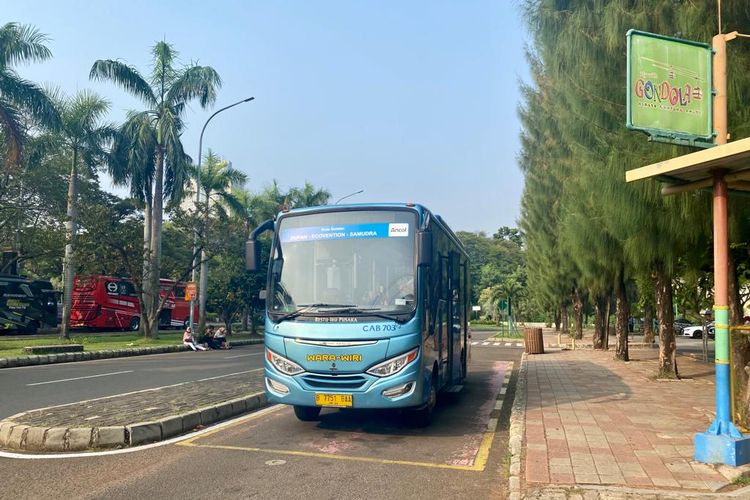 Bus Wara-wiri rute biru yang bisa mengantarkan pengunjung secara gratis di dalam Ancol, Jakarta Utara. 