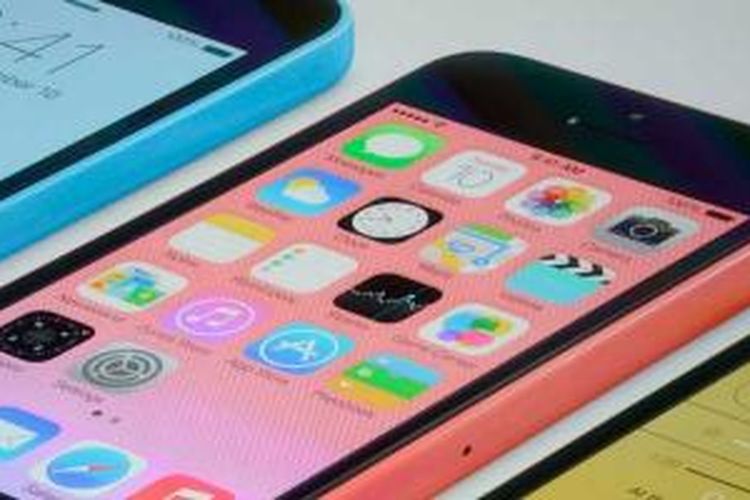 iPhone 5C saat diperkenalkan secara resmi untuk pertama kalinya di markas Apple, Cupertino, California, Amerika Serikat, Selasa (10/9/2013).