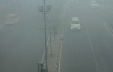 Palembang diselimuti kabut asap akibat kebakara  hutan dan lahan yang terjadi dibeberapa wilayah Sumatera Selatan. Bahkan kondisi udara di kota itu sempat pada level berbahaya.