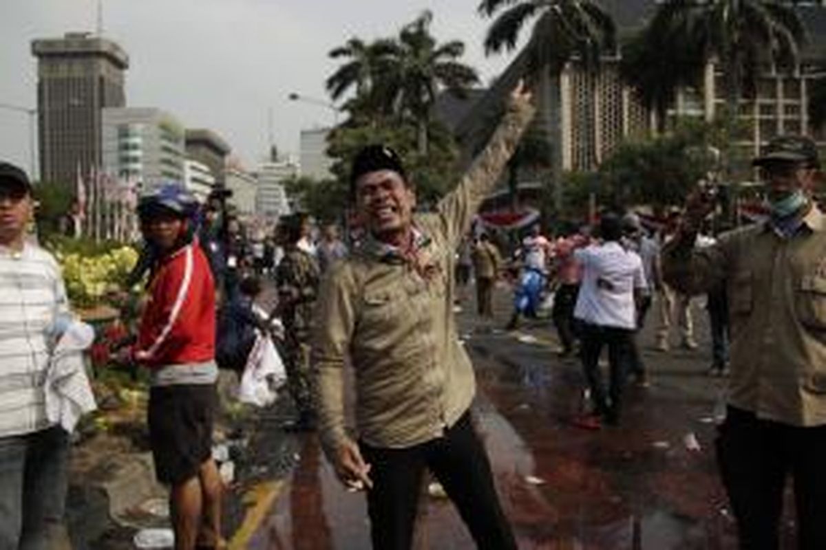 Massa pendukung Prabowo Subianto-Hatta Rajasa memprotes keras tindakan polisi yang menembakkan gas air mata dan water cannon untuk membubarkan massa yang berusaha menerobos masuk menuju Gedung Mahkamah Konsistusi (MK) di Jalan Medan Merdeka Barat, Jakarta, Kamis (21/8/2014). Hari ini MK akan memberikan putusan atas kasus perselisihan hasil pemilihan umum (PHPU) presiden dan wakil presiden 2014. KOMPAS IMAGES/RODERICK ADRIAN MOZES