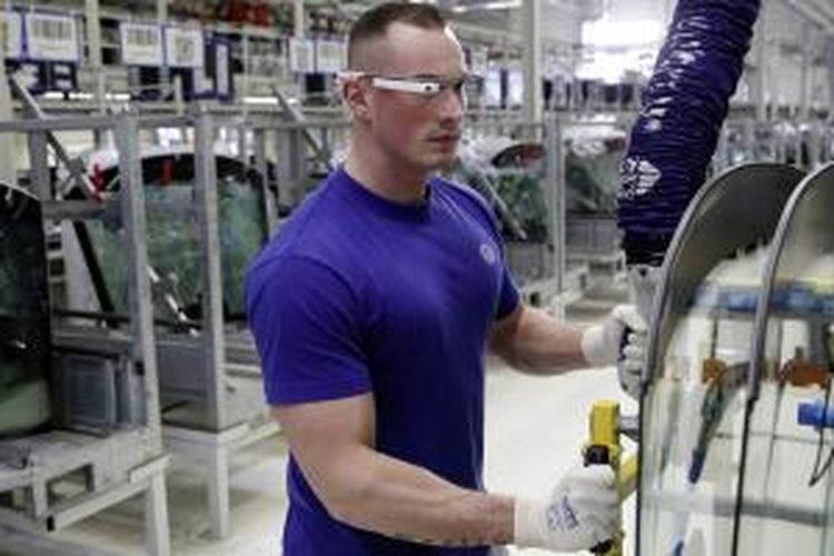 Pegawai pabrik Volkswagen memakai kacamata pintar