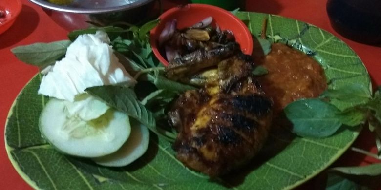 Menu bakaran di Pecel Cak Hendrix, yang ramai saat banjir, di Jatinegara Barat, Jakarta Timur, Rabu (7/2/2018).