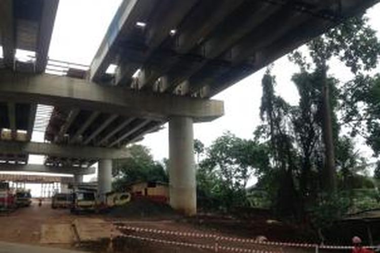 Proyek pembangunan ruas Jalan Tol Antasari-Depok. Gambar diambil (14/12/2015).