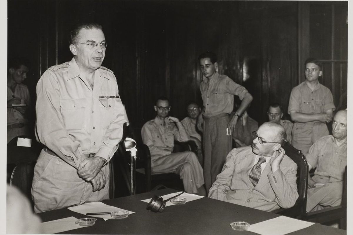 Hubertus Johannes van Mook (Letnan Gubernur Jenderal Hindia-Belanda); Maximus Josephus Maria van Poll (politikus Belanda, anggota delegasi Belanda di dalam perundingan Linggarjati)
