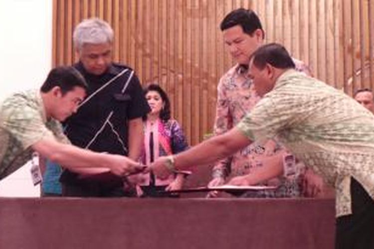 Direktur Pemberitaan dan Pemimpin Redaksi Kompas TV Taufik H Mihardja saat menandatangani nota kesepahaman bersama Ketua Komisi Pemilihan Umum (KPU) Husni Kamil Malik, di Jakarta, Kamis (18/7/2013).