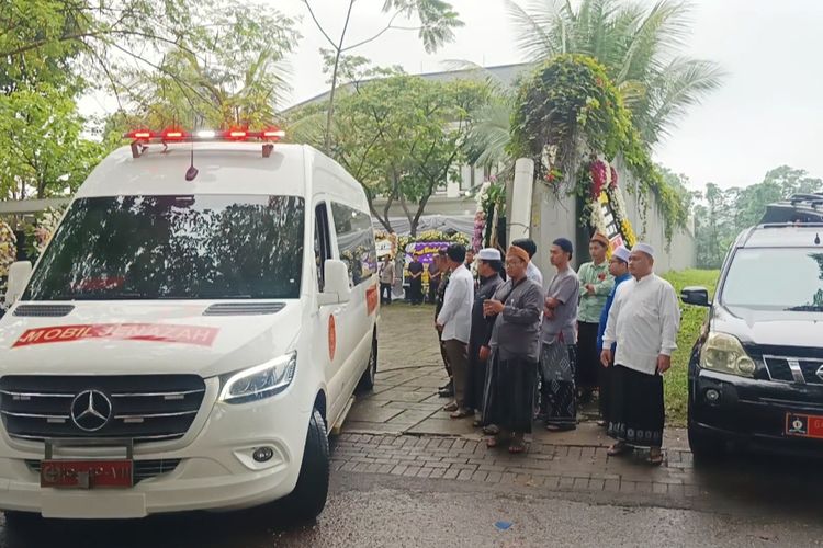 Mobil jenazah yang membawa jenazah almarhum mantan Kepala Badan Nasional Penanggulangan Bencana (BNPB) Doni Monardo diberangkatkan dari rumah duka di Serpong Utara, Tangerang Selatan menuju ke Markas Komando (Mako) Kopassus, Cijantung pada Senin (4/12/2023).