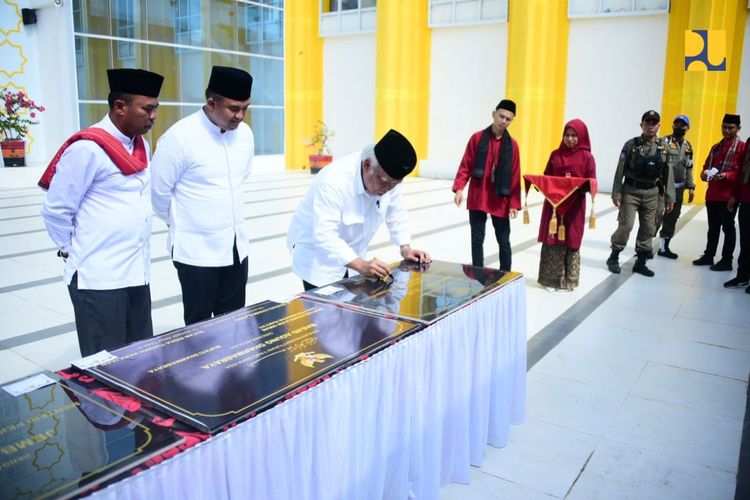 Menteri PUPR Basuki Hadimuljono bersama Bupati Kabupaten Dharmasraya Sutan Riska Tuanku Kerajaan meresmikan Masjid Agung Dharmasraya yang berada di Kecamatan Sitiung, Kabupaten Dharmasraya, Provinsi Sumatera Barat, pada Jumat (6/1/2023).