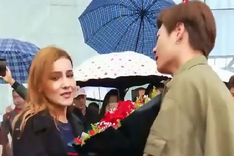 Potongan rekaman video memperlihatkan pria yang ada di China ditolak ketika melamar pacarnya di depan umum. Bahkan untuk menunjukkan cintanya, pria itu membeli lamborghini.