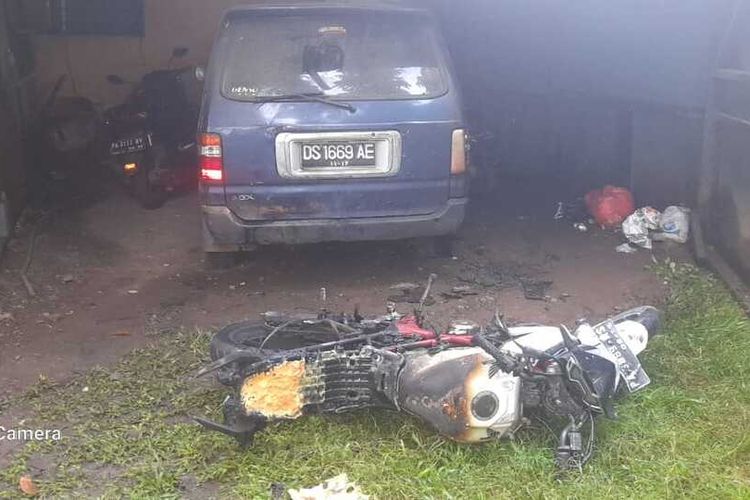 Nampak motor CBR yang terbakar di dalam garasi mobil Kantor LBH Papua di Jalan Gerilyawan Nomor 46, Distrik Abepura, Kota Jayapura, Papua, Senin (09/05/2022) pagi.