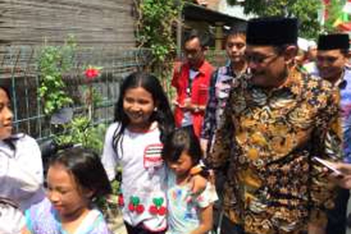 Wakil Gubernur DKI Jakarta Djarot Saiful Hidayat dibuat tertawa oleh anak-anak di RT 08/02, Rawabadak Utara, Koja, Jakarta Utara, Jumat (26/8/2016).