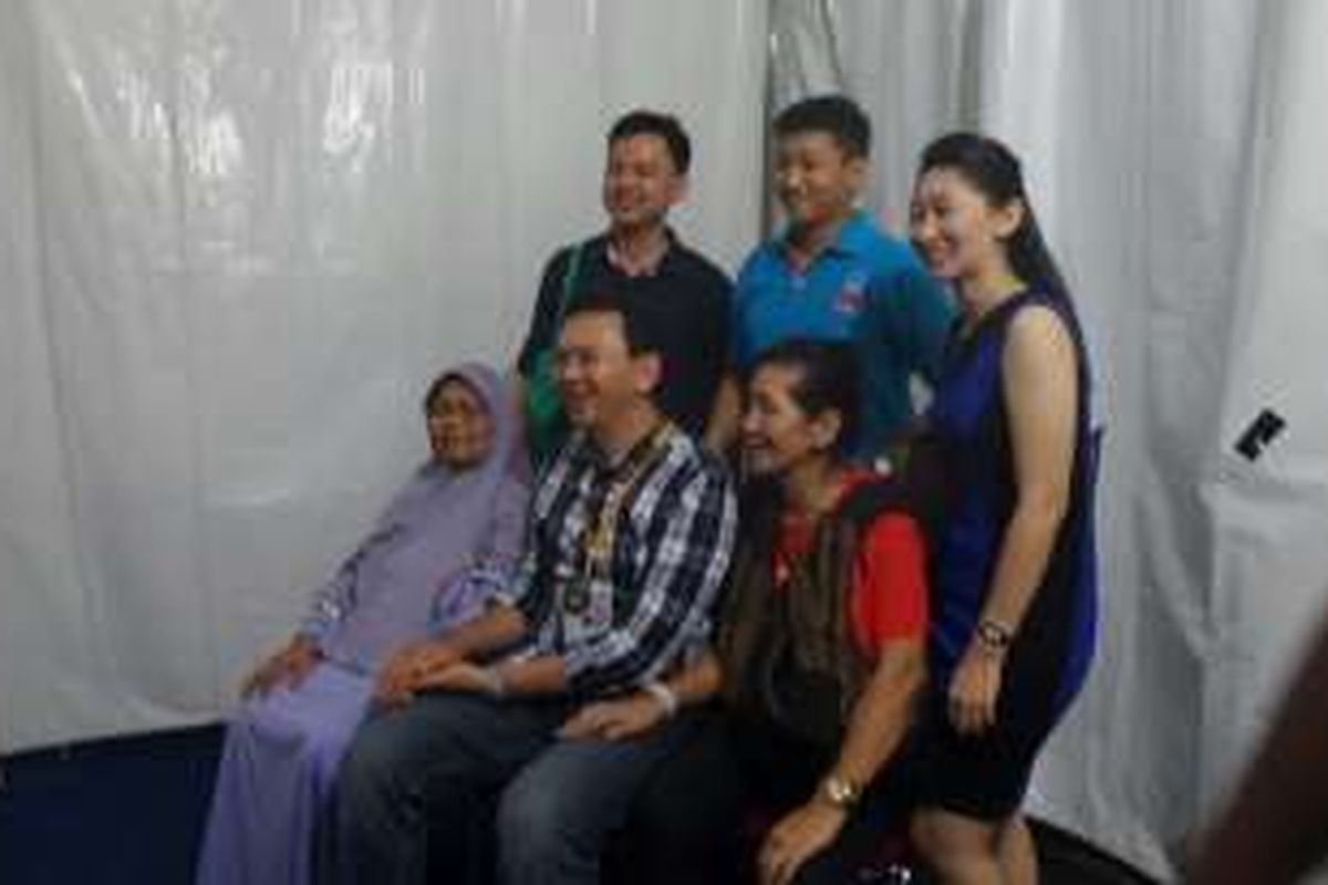Gubernur DKI Jakarta Basuki Tjahaja Purnama layani permintaan foto bersama warga di Teman Ahok Fair, Minggu (29/5/2016). 