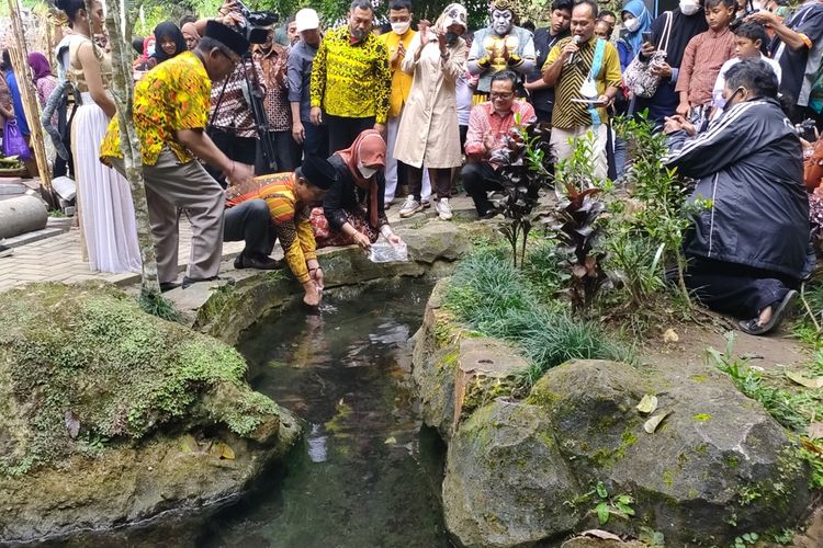 Pelepasan ikan di akhir prosesi Tribuana Manggala Bakti di Ekowisata Sungai Mudal di Kalurahan Jatimulyo, Kapanewon Girimulyo, Kabupaten Kulon Progo, Daerah Istimewa Yogyakarta.