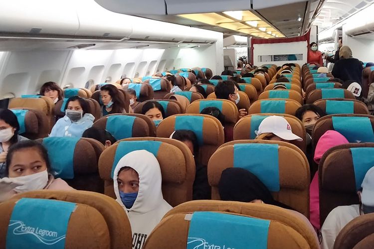 Sejumlah warga negara Indonesia (WNI) berada di  pesawat Garuda yang disewa khusus di Bandar Udara Internasional Velana, Maldives, Jumat (1/5/2020) malam. KBRI Colombo merepatriasi mandiri gelombang kedua dengan memulangkan 347 pekerja migran Indonesia (PMI) dari Sri Lanka dan Maladewa ke Indonesia akibat pandemi Virus Corona (COVID-19).