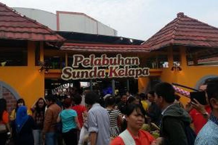 Pelabuhan Sunda Kelapa dalam festival makanan kampoeng Tempo Doeloe yang digelar di La Piazza Kelapa Gading, Jakarta Utara. Acara berlangsung mulai 13 Mei 2015 hingga 7 Juni 2015.