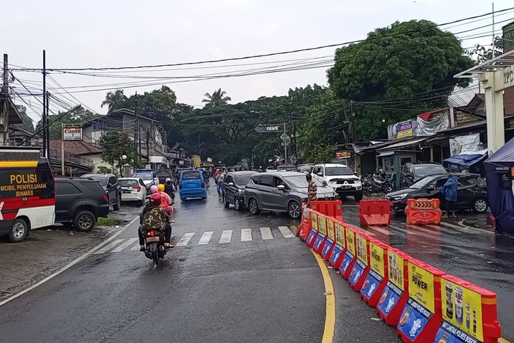 Situasi arus kendaraan saat penerapan one way arah Jakarta di sepanjang jalur Puncak Bogor, Jawa Barat, Kamis (5/5/2022) sore.