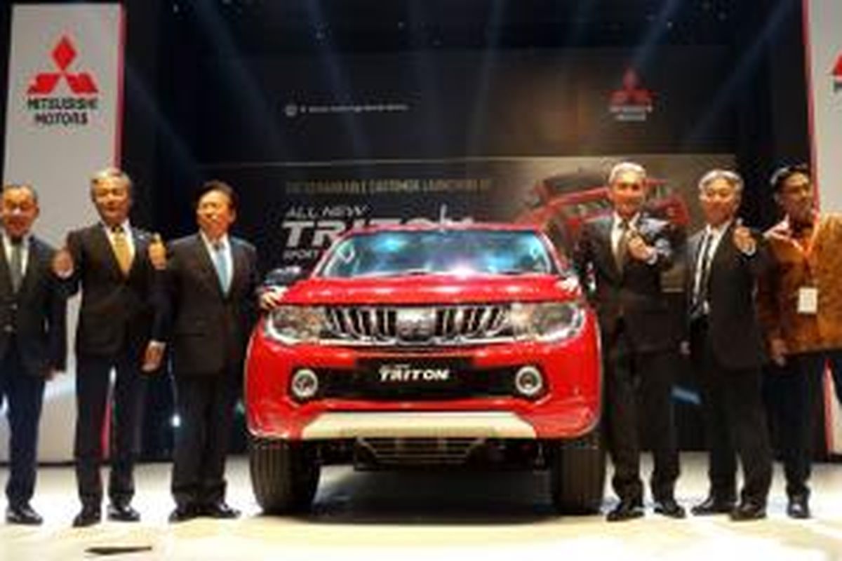Mitsubishi All-New Triton dipertemukan dengan konsumen oleh manajemen PT Krama Yudha Tiga Berlian Motors, (18/8/2015).