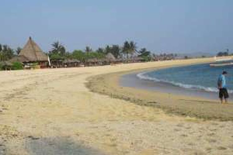 Pantai Tanjung Aan, kawasan wisata Kute, Lombok Tengah, Nusa Tenggara Barat, memiliki area cukup lebar dan memanjang. Air lautnya jernih, berpasir putih yang cocok untuk berjemur, mandi atau sekadar jalan-jalan. Kawasan ini selalu dikunjungi wisatawan domestik dan mancanegara.