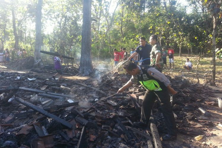 Rumah milik Witono (41), seorang petani di Dukuh Kayen, Desa Krebet, Kecamatan Jambon, Kabupaten Ponorogo ludes dilalap api, Senin ( 31/7/2017) sore. Diduga sumber api berasal korek api gas yang dimainkan anak korban saat ditinggal bekerja di kebun. 