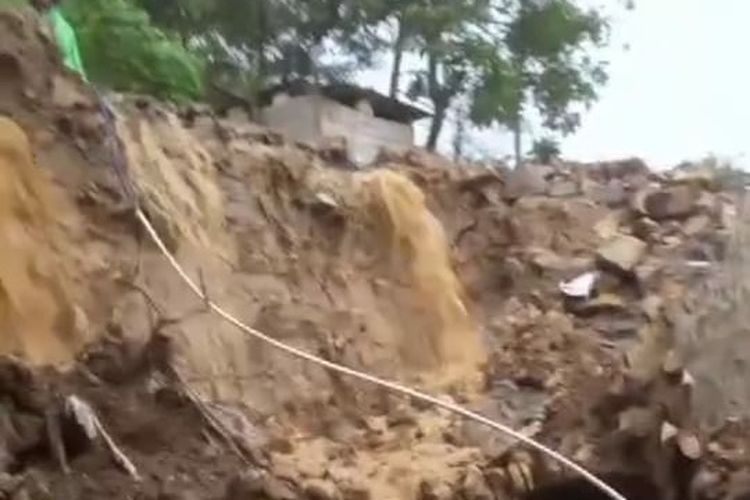 Kondisi talut jalan yang longsor menimpa dua rumah warga di Dukuh Bometen, Desa Ngandong, Kecamatan Gantiwarno, Klaten, Jawa Tengah, Rabu (31/1/2024).