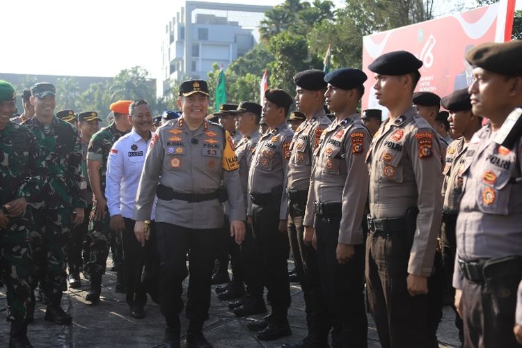 Kapolda Riau Irjen Mohammad Iqbal saat memimpin apel kesiapan pasukan di halaman kantor Gubernur Riau di Pekanbaru, menjelang kedatangan Presiden Jokowi ke Riau, Rabu (29/5/2024).