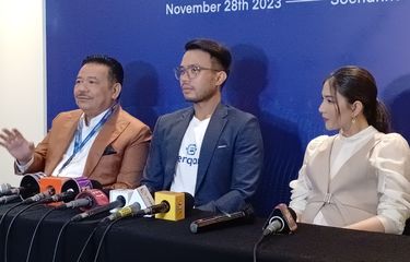 Pengacara Otto Hasibuan bersama anaknya, Yakup Hasibuan dan menantunya, aktris Jessica Mila usai mengadakan acara di kawasan SCBD, Jakarta Selatan, Selasa (28/11/2023).