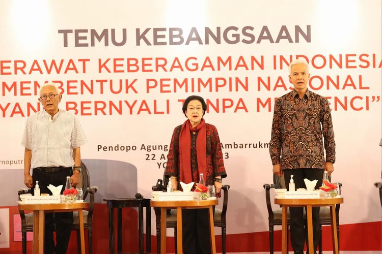 Ketua Umum PDI-P Megawati Soekarnoputri dan bakal calon presiden (bacapres) PDI-P Ganjar Pranowo di Pendopo Agung Ambarukmo, Yogyakarta, Selasa (22/8/2023).