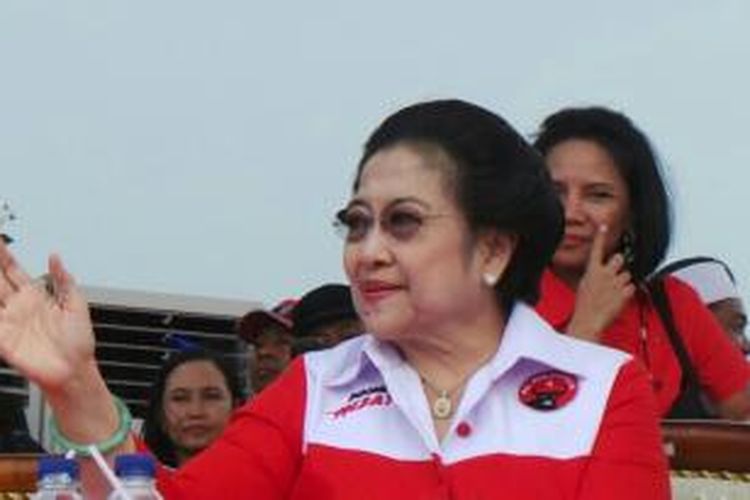 Ketua Umum DPP PDIP Megawati Soekarnoputri saat berkampanye di Lapangan Thor, Surabaya, Jawa Timur, Senin (17/3/2014).