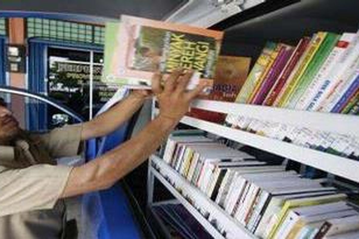 Ilustrasi: Masih sangat terbatasnya koleksi perpustakaan dan produksi buku nasional yang tak seimbang dengan jumlah penduduk Indonesia merupakan permasalahan utama yang harus dicarikan jalan keluarnya.