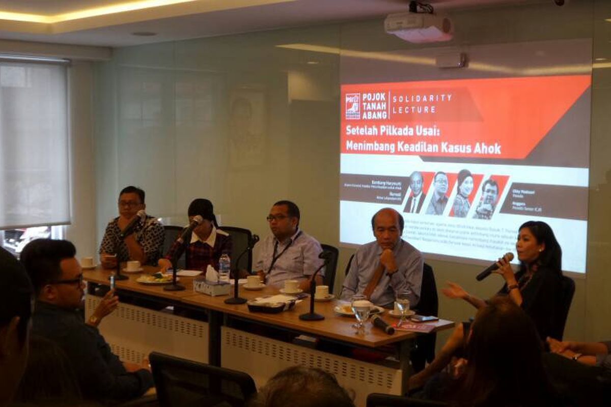 Suasana diskusi yang diadakan Partai Solidaritas Indonesia mengenai kasus dugaan penodaan agama oleh Basuki Tjahaja Purnama di kantor PSI, Tanah Abang, Jakarta Pusat, Kamis (4/5/2017). 