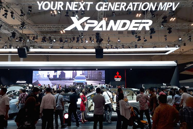 Booth Mitsubishi penuh sesak dengan pengunjung yang penasaran dengan Xpander.