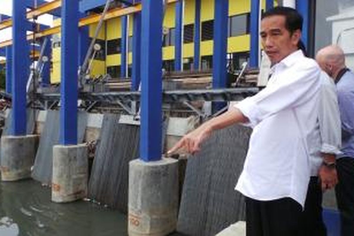 Gubernur DKI Jakarta Joko Widodo meninjau rumah pompa Pluit di Kecamatan Penjaringan, Jakarta Utara, Senin (13/1/2014).