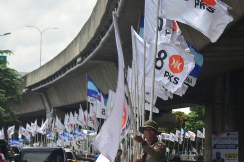 Banyak Laporan Masyarakat, Bawaslu Bogor Tertibkan APK di Jalan Sholeh Iskandar