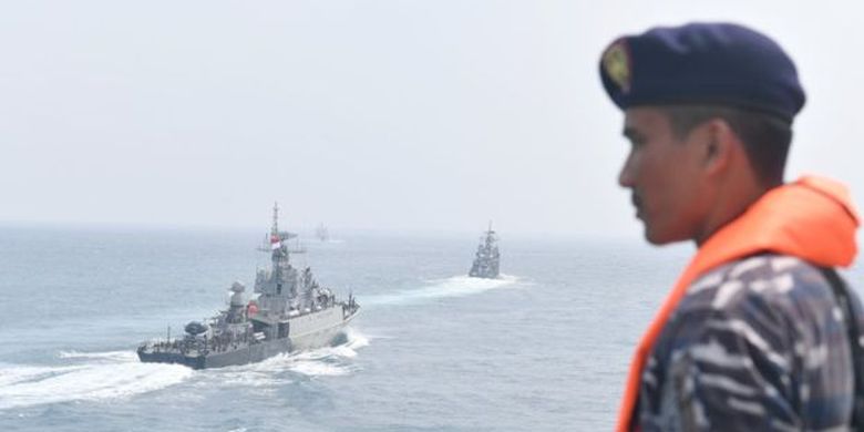 Prajurit KRI Semarang-594 melakukan peran parade saat KRI Teuku Umar-385 sailing pass di Laut Natuna, Rabu (15/01). 