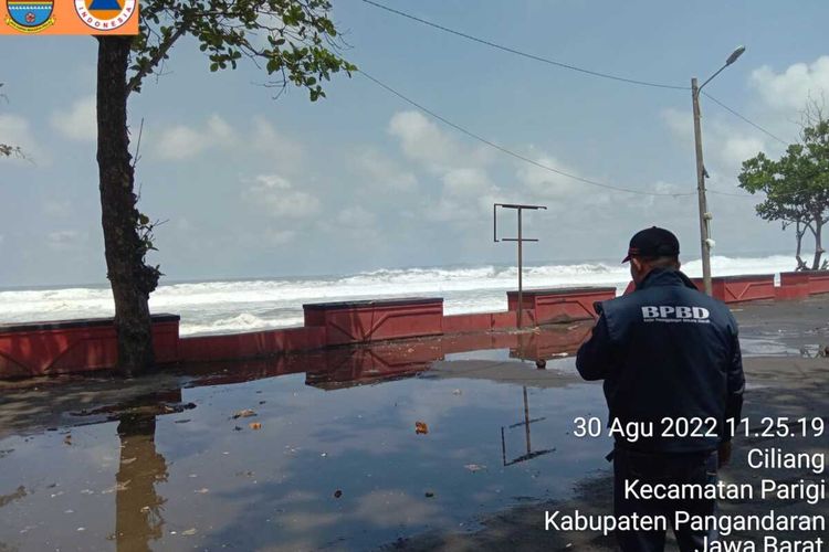 Gelombang pasang terjadi di sejumlah pantai di Kabupaten Pangandaran, Selasa (30/8/2022). Di Pantai Batu Hiu, air laut sempat naik ke jalan.