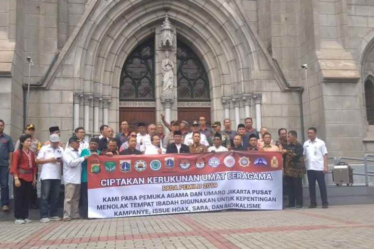 Pemasangan spanduk anti isu hoaks dan radikalisme terkait Pemilu 2019 di Gereja Katedral oleh Forum Kerukunan Umat Beragama Jakarta Pusat bekerja sama dengan jajaran Pemkot Jakarta Pusat, Polres Jakarta Pusat, dan Komando Distrik Militer Jakarta Pusat, Rabu (16/1/2019).