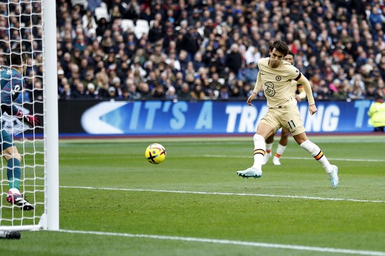 Sepakan Joao Felix yang berbuah gol dalam laga pekan ke-23 Liga Inggris 2022-2023 West Ham vs Chelsea di Stadion Olimpiade London, Sabtu (11/2/2023) malam WIB.