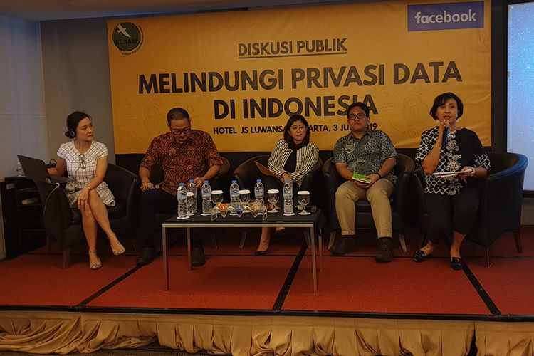 Kiri ke kanan: Arianne Jimenez, Privacy and public policy manager APAC Facebook; Semuel pangerapan
Dirjen Aptika Kominfo; Meutya Hafid, Anggota Komisi I DPR-RI; Wahyudi Djafar, Deputi Direktur Riset Elsam.