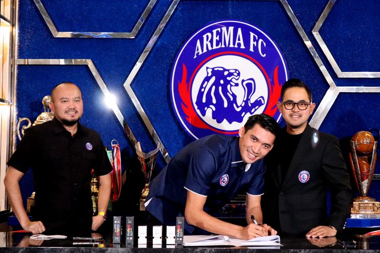 Syaeful Anwar menandatangi kontrak didampingi Manajer M Ali Rifki dan Presiden Klub Gilang Widya Pramana sebelum diperkenalkan sebagai pemain baru Arema FC untuk mengarungi Liga 1 2022 di Kandang Singa, Kantor Arema Kota Malang, Rabu (27/4/2022) sore.