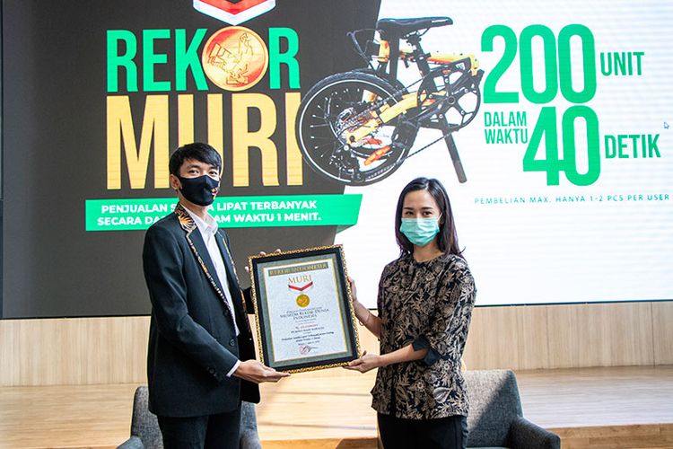 MURI sebagai Penjualan Tercepat 200 unit folding bike dalam 40 detik. (Dok. Element Bike Indonesia) 