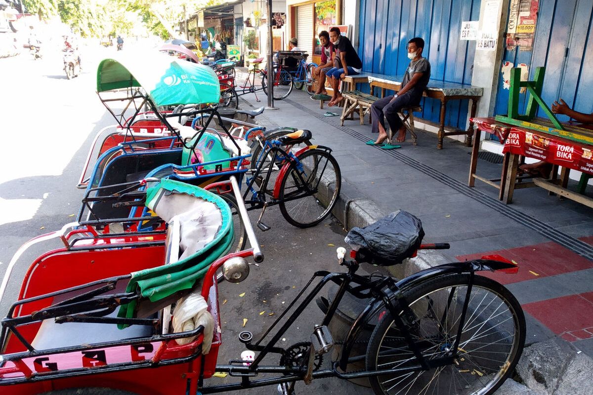 Sejumlah tukang becak menunggu penumpang di pangkalan mereka di sekitar lapangan parkir PIPP Kota Blitar, Kamis (1/7/2021)