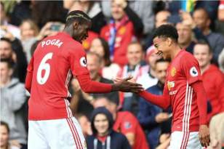 Paul Pogba dan Jesse Lingard merayakan gol Manchester United ke gawang Leicester City pada partai lanjutan Premier League di Stadion Old Trafford, Sabtu (24/9/2016).
