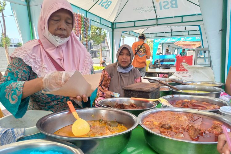 Istiqomah, salah satu penjual Petis Bumbon di Aloon Aloon Masjid Agung Semarang sedang melayani pembeli, Minggu (3/4/2022).