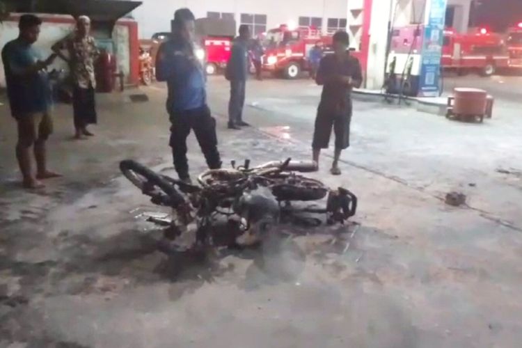 Petugas Damkar Makassar usai memadamkan sepeda motor yang terbakar di SPBU Pannampu, Makassar Sulsel, Sabtu (23/9/2023) malam